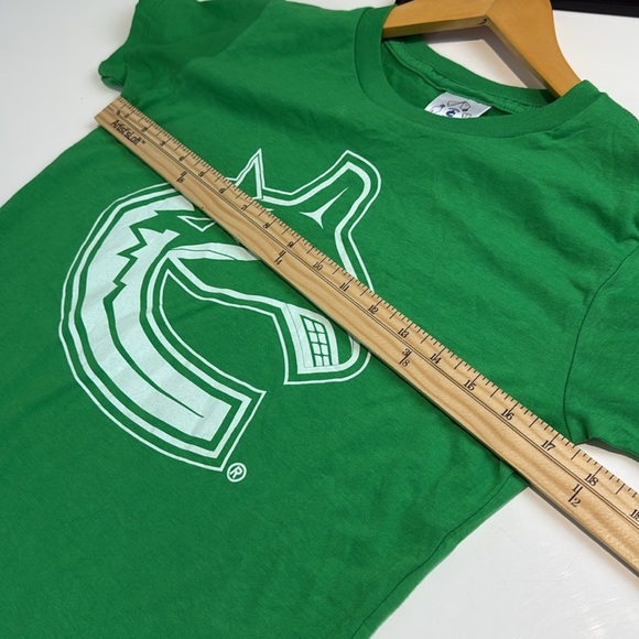 NHL Vancouver Canucks Green Graphic T-Shirt Small - Picture 4 of 6